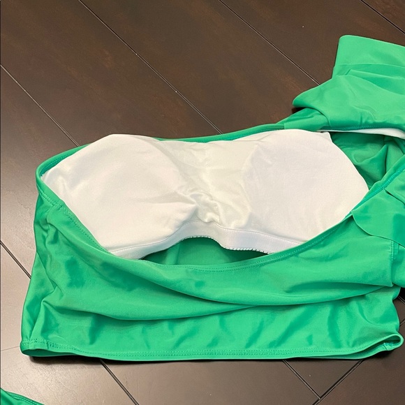 Elegant Green One-Shoulder Bikini - Picture 6 of 9